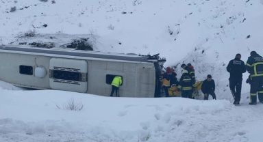 Erzincan'da yolcu otobüsü şarampole devrildi! 1 kişi öldü, 26 kişi yaralandı