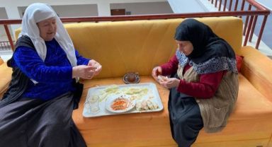 Huzurevi sakinleri lahana sarıp mantı sıktı