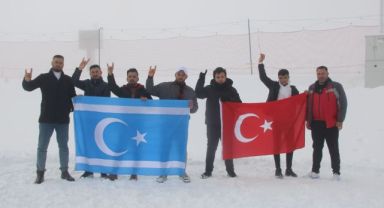 İlk defa kar gören Türkmenler gönüllerince eğlendi