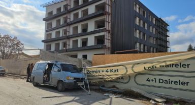 İnşaatın iskelesi devrildi: 1'i ağır 3 yaralı