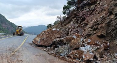Kapuzbaşı Yolu'ndaki heyelana Büyükşehir'den hızlı müdahale
