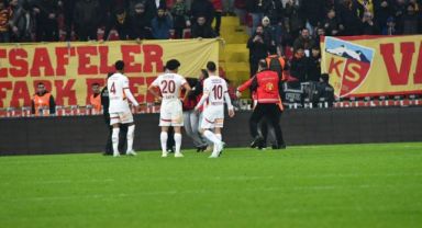 Kayserispor - Galatasaray maçında taraftar sahaya girdi