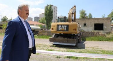 Melikgazi'de metruk yapılar yıkıldı