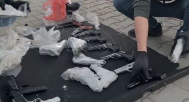 Polisin durdurduğu araçtan 20 ruhsatsız silah çıktı