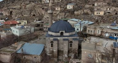 571 yıllık cami dimdik ayakta