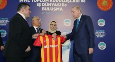 Cumhurbaşkanı Erdoğan'a Kayserispor forması hediye edildi