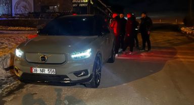 Drift için cipiyle çıktığı Erciyes'te piste saplandı