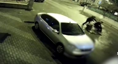 Engelli rolü yapıp tekerlekli sandalye çaldılar, o anlar kamerada