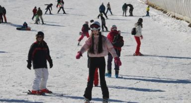 Erciyes'te hafta sonu yoğunluğu, binlerce turist pistlerde