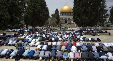 Mescid-i Aksa’da ateşkes sonrası ilk cuma namazı 50 bin kişiyle kılındı