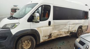 Öğrenci servisi ile otomobil çarpıştı: 10 yaralı