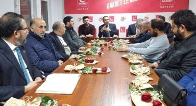 Saadet Partisi'nden aile değerlerine vurgu: Eşlere çiçek sürprizi