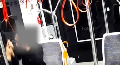Tramvayın tutamaklarını kesip, camını kırdılar