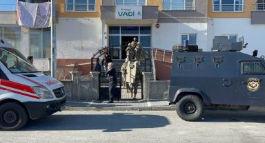 Tüfekle oğlunu vurdu, kendini eve kapattı
