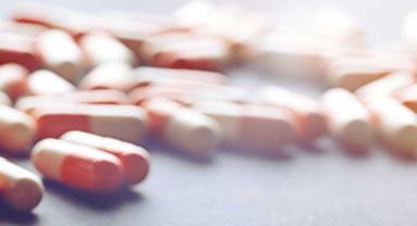 Vücuduna damardan ilaç vererek intihar etti