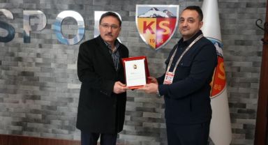 '38 Ayar Adam' Vali Çiçek'e plaket takdim edildi