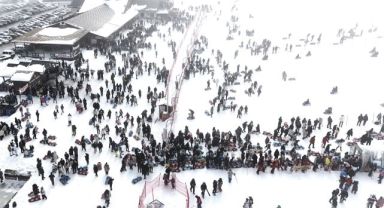 Binlerce kişi soluğu Erciyes'te aldı