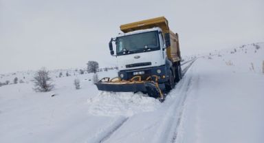 Büyükşehir, kardan kapanan 91 mahalle yolunu ulaşıma açtı
