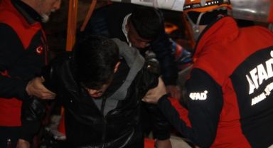 Dağda mahsur kalan 4 genç donmak üzereyken kurtarıldı