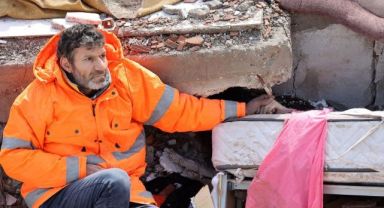 Depremde enkaz altındaki kızının elini tutmuştu! Mesut Hançer'in acısı ilk günkü gibi taze