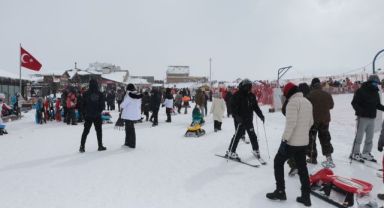 Erciyes'e ziyaretçi akını; pistler doldu