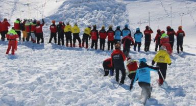 Erciyes'te gerçeği aratmayan çığ tatbikatı