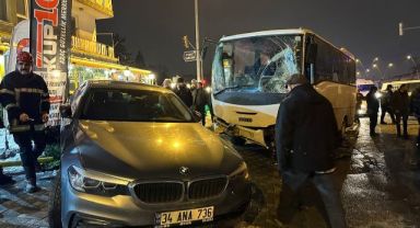 İşçi servisi ışıkta bekleyen 5 araca çarptı: 7 yaralı