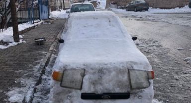 Kayseri'de oğluyla birlikte kardan otomobil yaptı