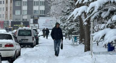 Kayseri’ye lapa lapa kar yağdı