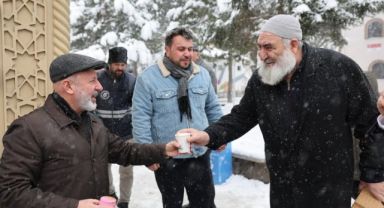 Kocasinan Belediyesi'nden soğuk havada salep ikramı
