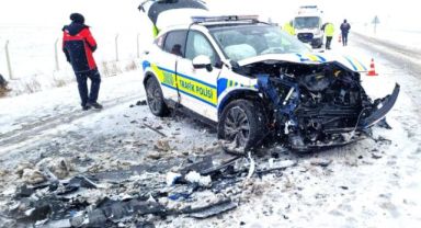 Polis aracı ile otomobil çarpıştı