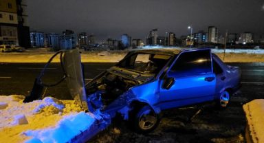 Refüje çarpan Fiat Tofaş perte çıktı: 3 yaralı
