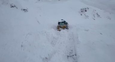 Ulaşıma kapanan yolu açmaya çalışırken çığ altında kaldı
