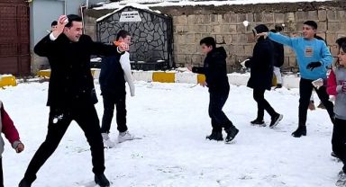 Yahyalı kaymakamı öğrencilerle kar topu oynadı