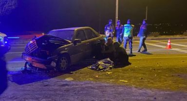 Yol kenarında mola veren hafif ticari araca otomobil çarptı: İki araç arasında sıkışan çocuk öldü, 1 yaralı