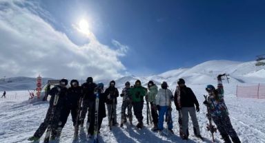 Avrupa'dan gelen gönüllüler Erciyes'te kayak öğrendi