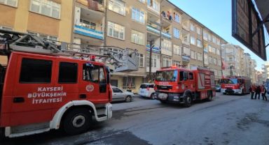 Evini yakan şahsı itfaiye kurtardı
