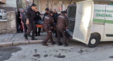 Genç kız annesini defalarca bıçaklayarak öldürdü