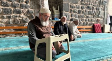 Kayseri'de vatandaşlar 8 asırlık camide itikafa girdi