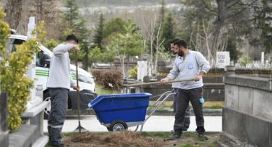 Mezarlıklarda bayram hazırlığı
