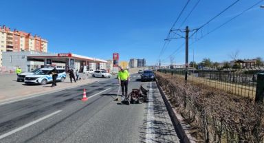 Otomobilin çarptığı akülü tekerlekli sandalyedeki engelli hayatını kaybetti