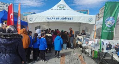 Talas Belediyesi'nden meydanda deprem standı