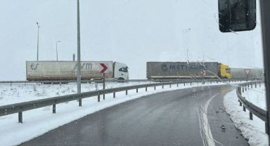 Tırların ulaşımına kar engeli
