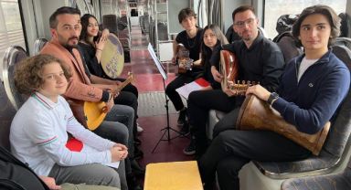 Tramvayda öğrencilerden duygulandıran Çanakkale Türküsü