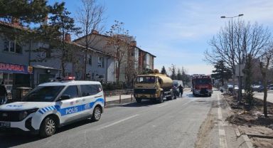 Yanan kamyoneti o sırada yoldan geçen su tankeri söndürdü