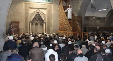 Bayram namazında camiler doldu taştı