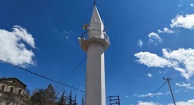 Gesi'de cam, demir ve tuğladan inşa edilen minareler, mimarisiyle dikkat çekiyor