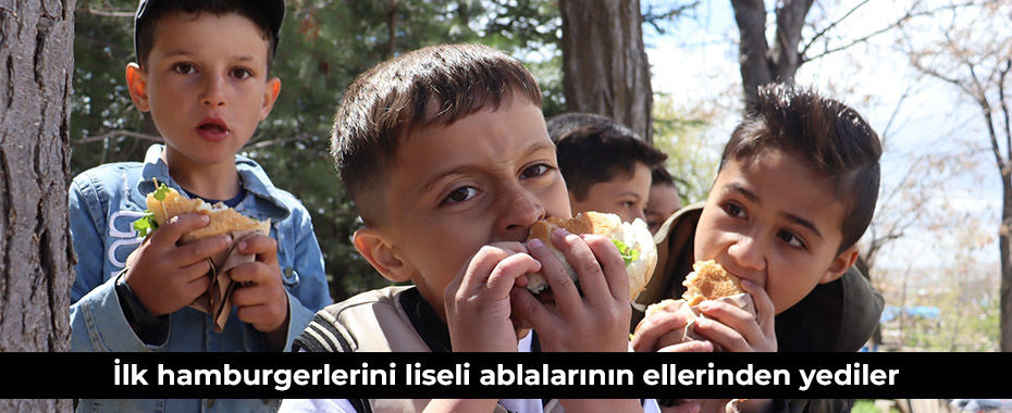 İlk hamburgerlerini liseli ablalarının ellerinden yediler
