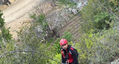 Kayalıklarda mahsur kalan 4 keçi 4 saatte kurtarıldı