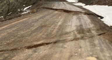 Kayseri'de sağanak nedeniyle yol çöktü